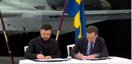 ЗЕЛЕНСКИ ЈА ДОБИВА БИТКАТА ВО ВОЗДУХОТ Украина ќе добие 150 шведски „ГРИПЕНИ“ ЗЕЛЕНСКИ ЈА ДОБИВА БИТКАТА ВО ВОЗДУХОТ Украина ќе добие 150 шведски „ГРИПЕНИ“