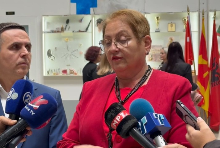 МИНИСТЕР НЕ ЗНАЕ МАКЕДОНСКИ, МИНИСТЕРКА НЕ ЗБОРУВА АЛБАНСКИ – Јазична конфузија во Владата, но и двајцата ветија ќе почнат да учат македонски и албански