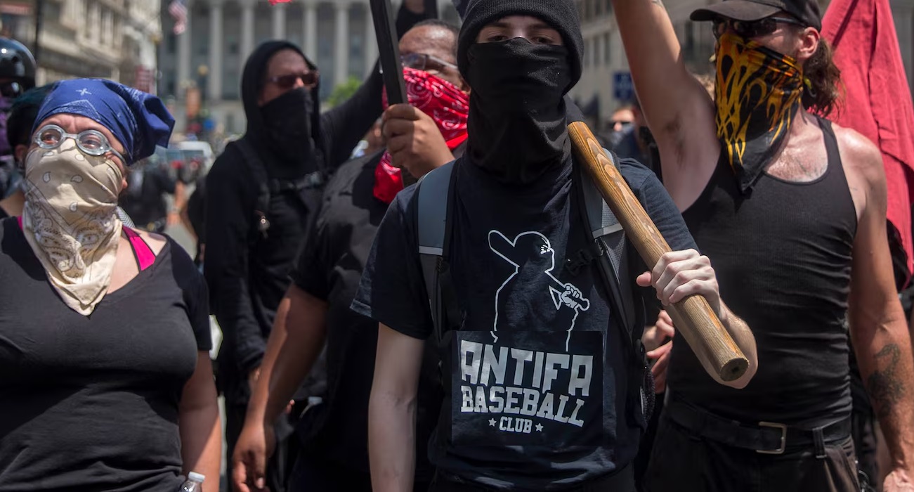 ЧЕТИРИ ГРУПИ ЌЕ БИДАТ ОЗНАЧЕНИ ЗА „ГЛОБАЛНИ ТЕРОРИСТИ“ – САД ги обвинува дека се дел од „насилна антифа“ ЧЕТИРИ ГРУПИ ЌЕ БИДАТ ОЗНАЧЕНИ ЗА „ГЛОБАЛНИ ТЕРОРИСТИ“ – САД ги обвинува дека се дел од „насилна антифа“