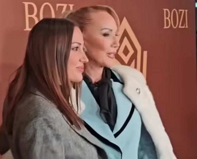 АЛЕКСАНДРА И БРЕНА БЛЕСКААТ – Стил, насмевки и семејни тајни на едно место АЛЕКСАНДРА И БРЕНА БЛЕСКААТ – Стил, насмевки и семејни тајни на едно место