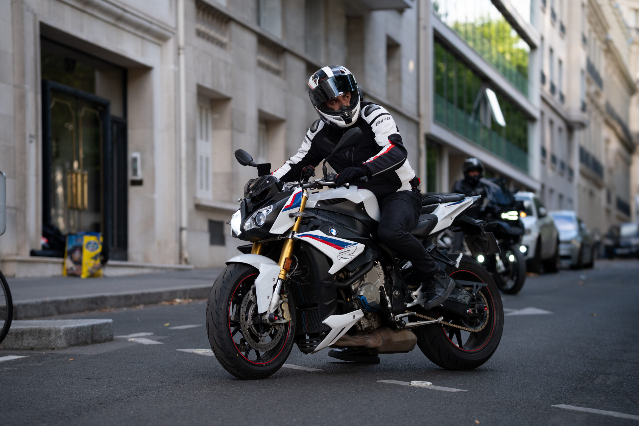 ПАРИЗ ГОРИ, БАЛКАНОТ ВИБРИРА – Тренчовски со најмоќната песна досега