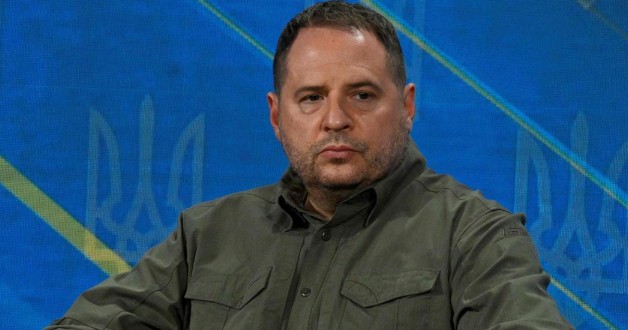 ЗЕЛЕНСКИ ОСТАНА БЕЗ ЧОВЕКОТ ШТО ГО ПРИДРУЖУВАШЕ ПОВЕЌЕ ОД СОПРУГАТА – Андриј Јермак владарот на Украина во сенка