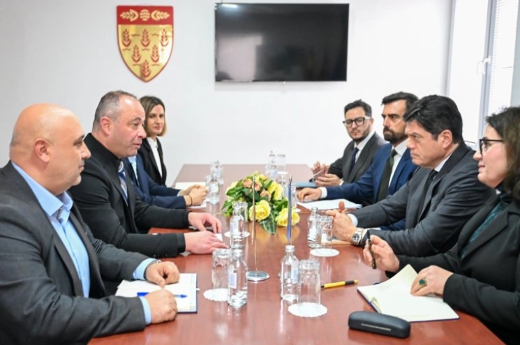 ЕУ СО СИЛНА ПОДРШКА ЗА КОЧАНИ Амбасадорот Рокас во посета по трагедијата од 16 март