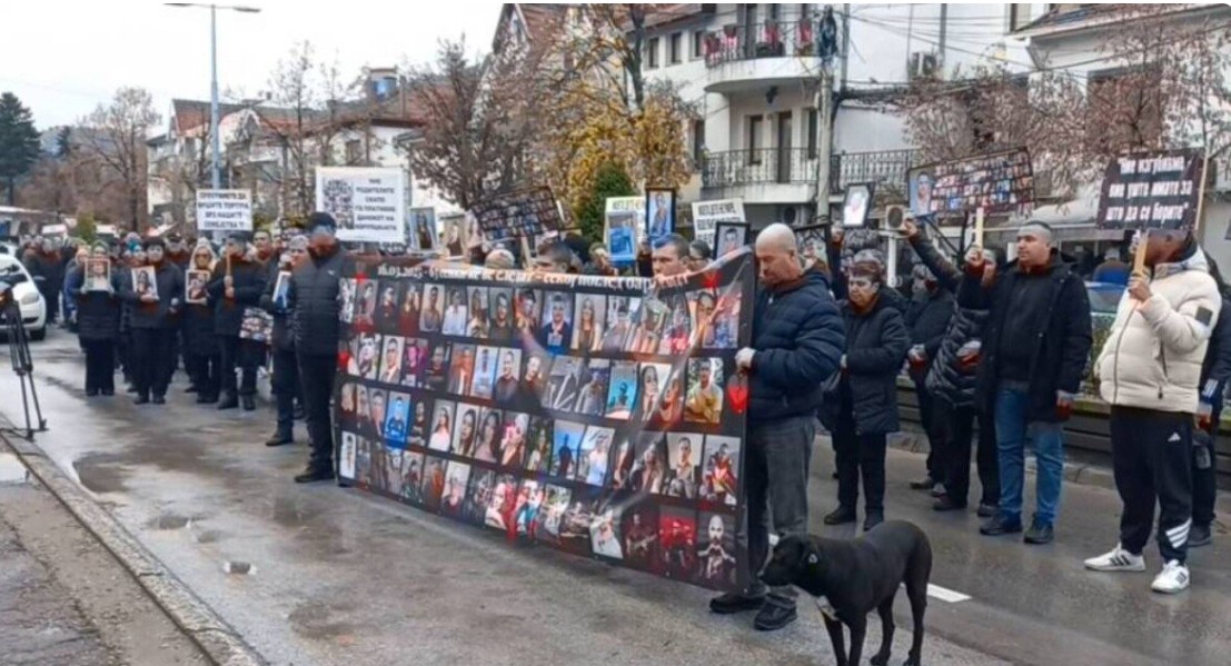 ДО КОГА ЌЕ СЕ ОДЛОЖУВА ПРАВДАТА – Родителите на жртвите од „Пулс“ изреволтирани по новото судско одложување