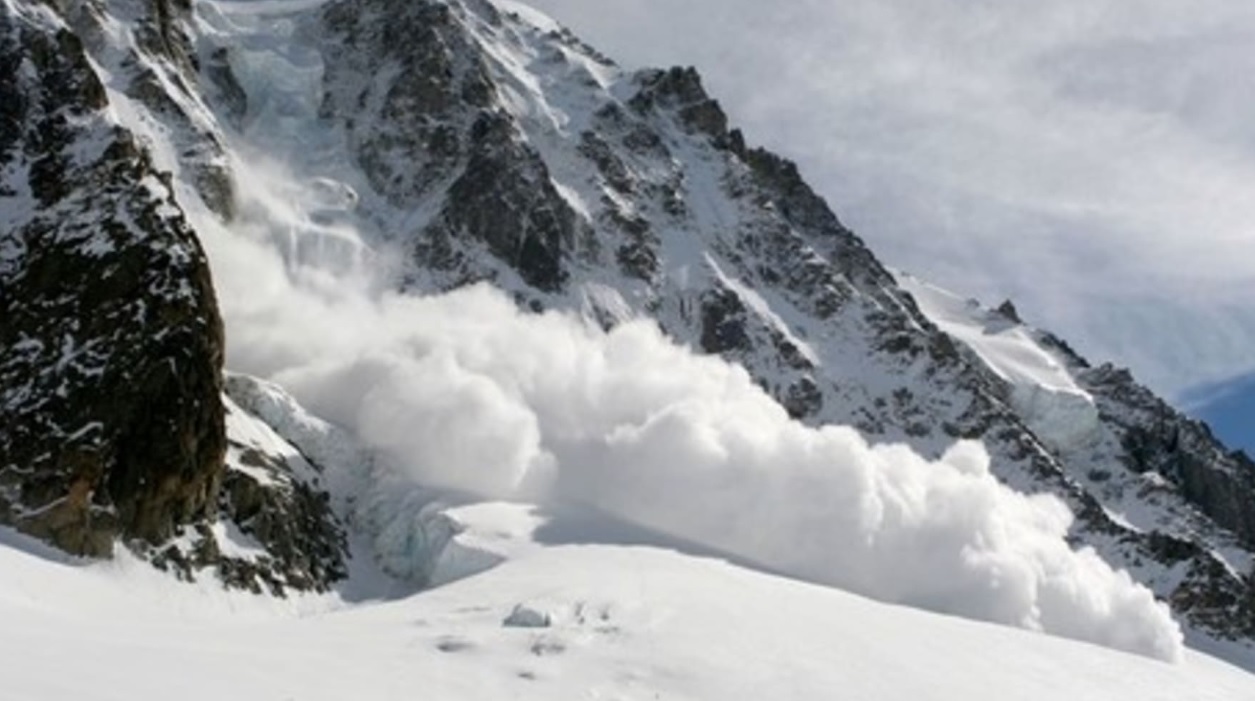 ЛАВИНА НА АВСТРИСКИТЕ АЛПИ Се трага по три лица кои можеби се затрупани под снегот