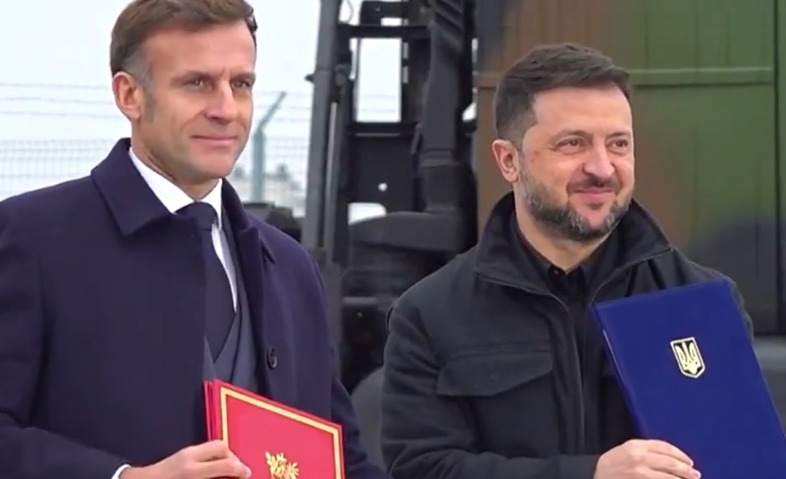 УКРАИНА И ФРАНЦИЈА ПОТПИШАА ДОГОВОРИ ЗА НАБАВКА НА ОРУЖЈЕ Зеленски ја нарече поддршката „моќна и пресудна“