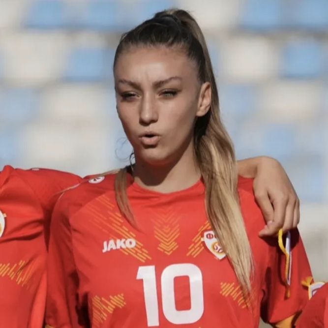 САМО 16 ГОДИНИ А ВЕЌЕ ЅВЕЗДА НА А-РЕПРЕЗЕНТАЦИЈАТА – Меланија Грозданова го освојува фудбалскиот свет