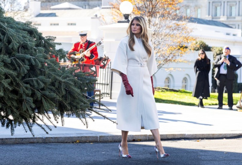 МЕЛАНИЈА ТРАМП ГО КРШИ МОЛКОТ – Ова сум јас МЕЛАНИЈА ТРАМП ГО КРШИ МОЛКОТ – Ова сум јас