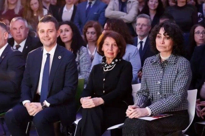 ПОСВЕТЕНОСТ НА МИРОТ И ОДРЖЛИВИОТ РАЗВОЈ Македонија одбележа 80 години Обединети Нации ПОСВЕТЕНОСТ НА МИРОТ И ОДРЖЛИВИОТ РАЗВОЈ Македонија одбележа 80 години Обединети Нации