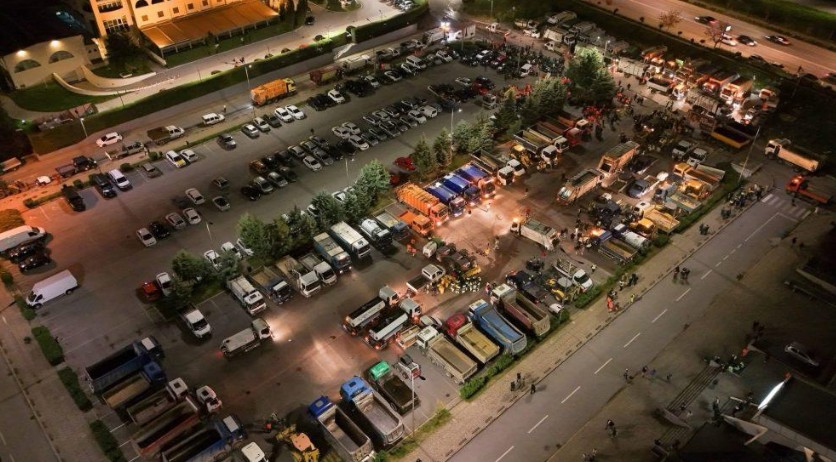 ЗАПОЧНА ГОЛЕМАТА АКЦИЈА ЗА ЧИСТЕЊЕ НА СКОПЈЕ Во следните 72 часа градот добива нов сјај ЗАПОЧНА ГОЛЕМАТА АКЦИЈА ЗА ЧИСТЕЊЕ НА СКОПЈЕ Во следните 72 часа градот добива нов сјај