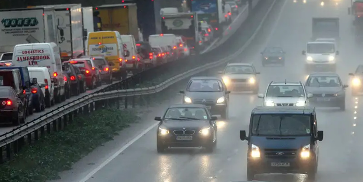 СООБРАЌАЈОТ СЕ ОДВИВА НЕПРЕЧЕНО ПО ВЛАЖНИ КОЛОВОЗИ На граничните премини нема подолги задржувања