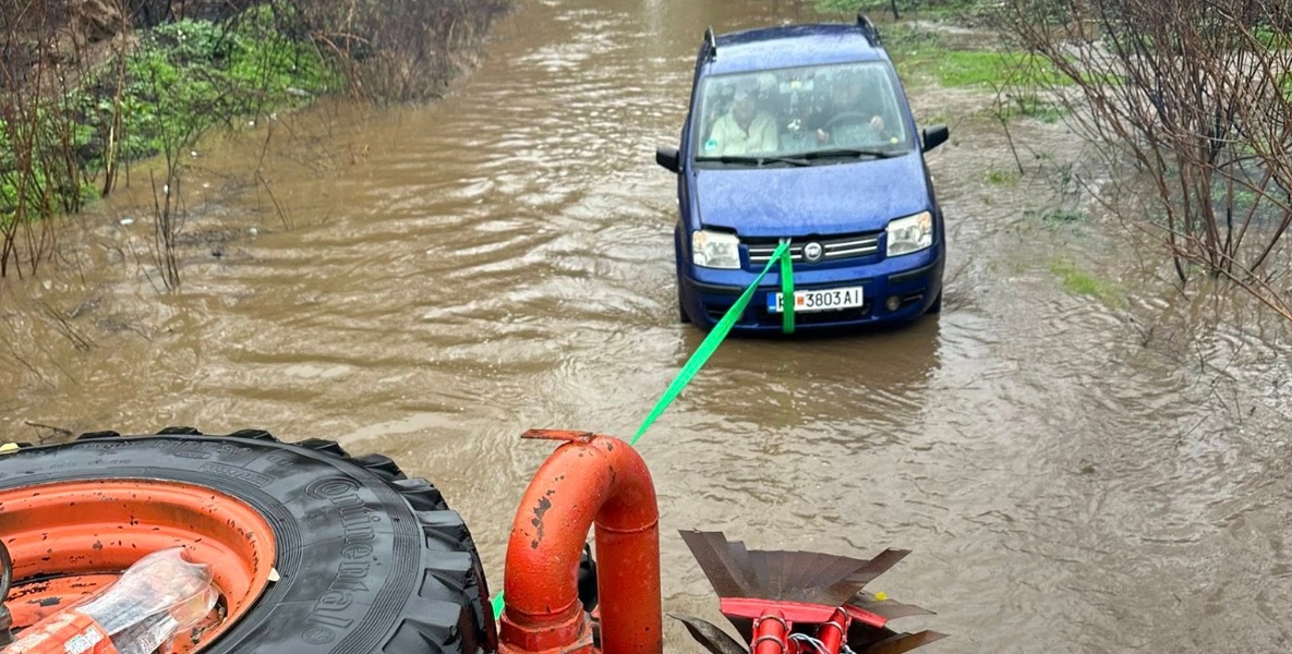 ИЗВЛЕЧЕНИ ДВЕ ЛИЦА ОД с.СТРОНОВАЦ КОИ БИЛЕ ЗАГЛАВЕНИ ВО ПОПЛАВА Интернвенирале двајца пожарникари ИЗВЛЕЧЕНИ ДВЕ ЛИЦА ОД с.СТРОНОВАЦ КОИ БИЛЕ ЗАГЛАВЕНИ ВО ПОПЛАВА Интернвенирале двајца пожарникари