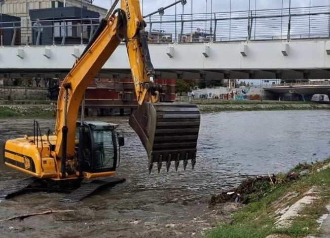 АКЦИЈА ЗА УРЕДУВАЊЕ НА КЕЈОТ Скопје добива почист Вардар