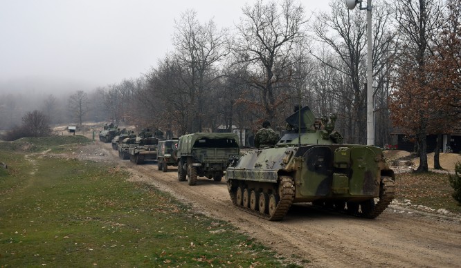 ВОЈНА НА ВРАТА – Албанци ја нападнаа српската армија, погодено куче, шестмина избегаа кон Косово