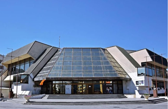 ПОЧИТ КОН МИНАТОТО – Бегалка“ се враќа на сцената на Струмичкиот театар по трет пат