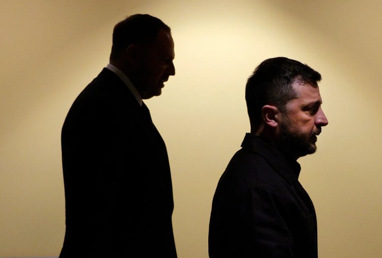 ПОРАКА ОД БУНКЕРОТ Највлијателниот во Украина Јермак ја напушта сцената, Украина на прагот на хаос