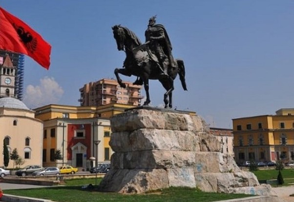 АЛБАНИЈА НА ПРАГОТ НА РЕКОРД Дознаките од дијаспора се приближуваат до една милијарда евра АЛБАНИЈА НА ПРАГОТ НА РЕКОРД Дознаките од дијаспора се приближуваат до една милијарда евра