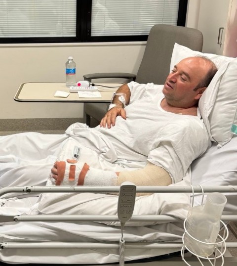 ХЕРОЈ СРЕДЕ ХОРОР – Продавач со голи раце разоружа терорист на плажата Бонди