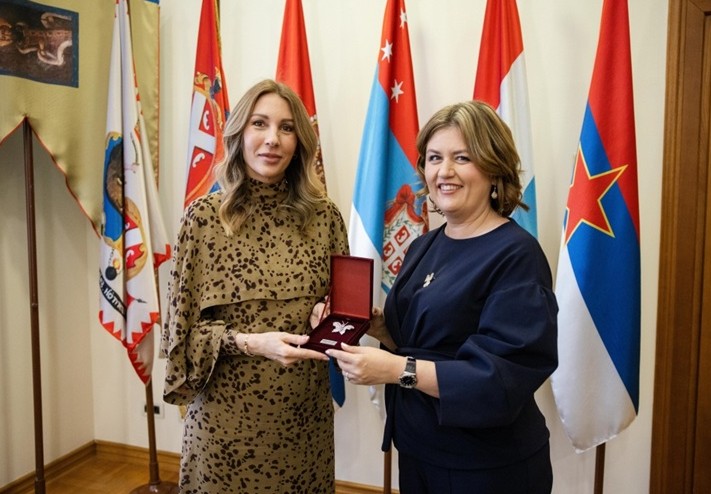 МИНИСТЕРКИТЕ БОЖИНОВСКА И ХАНДАНОВИЌ ЃУРОВИЌ Интерконекторот Македонија – Србија клучен за регионалната енергетска стабилност МИНИСТЕРКИТЕ БОЖИНОВСКА И ХАНДАНОВИЌ ЃУРОВИЌ Интерконекторот Македонија – Србија клучен за регионалната енергетска стабилност