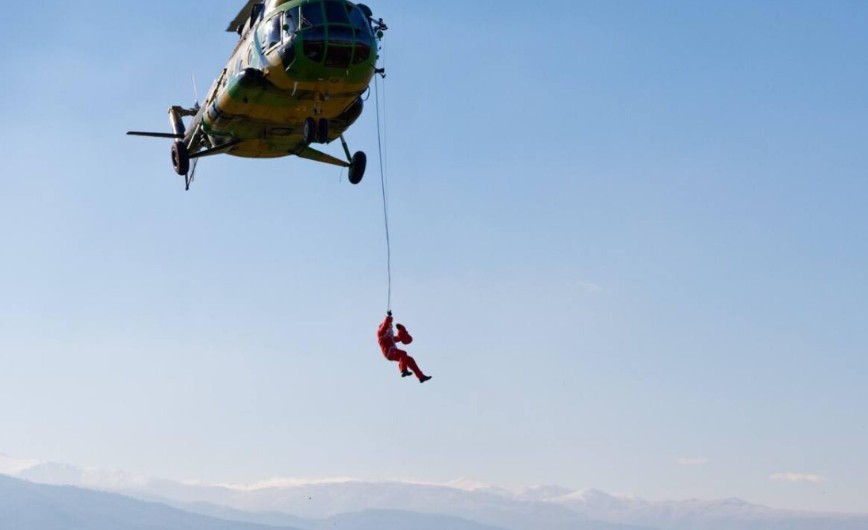 НОВОГОДИШНА РАДОСТ ЗА ДЕЦАТА НА МИРОВНИЦИТЕ Пораки на поддршка од државниот врв НОВОГОДИШНА РАДОСТ ЗА ДЕЦАТА НА МИРОВНИЦИТЕ Пораки на поддршка од државниот врв