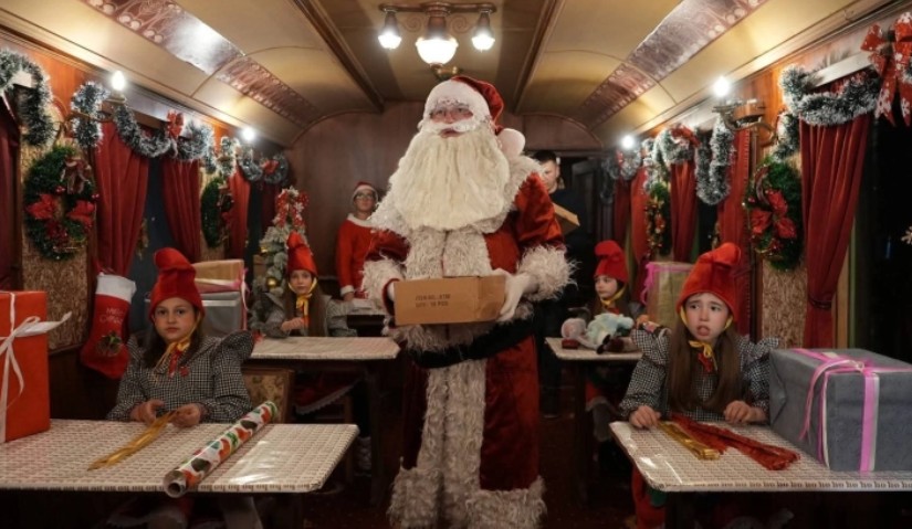 ДЕДО МРАЗ ДОЈДЕ СО ВОЗ ОД ЛАПОНИЈА ВО СКОПЈЕ – Радост за најмладите ДЕДО МРАЗ ДОЈДЕ СО ВОЗ ОД ЛАПОНИЈА ВО СКОПЈЕ – Радост за најмладите