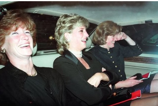 СЕСТРИТЕ СПЕНСЕР – Дијана имаше светлина, тие тивка моќ покрај кралското семејство СЕСТРИТЕ СПЕНСЕР – Дијана имаше светлина, тие тивка моќ покрај кралското семејство