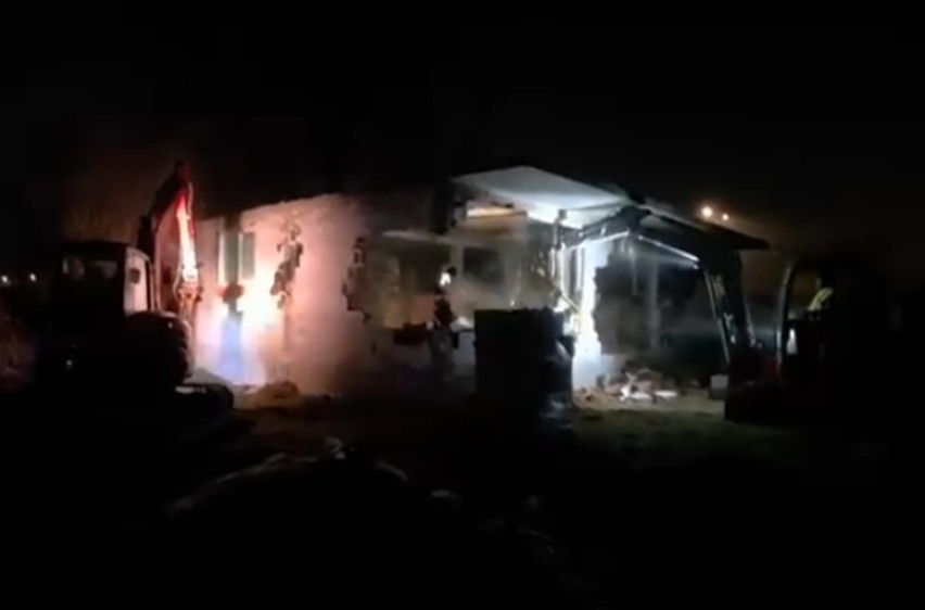 ЗАКОНОТ УДРИ ВО 5 ЧАСОТ НАУТРО Рушење на бесправен објект во Гази Баба ЗАКОНОТ УДРИ ВО 5 ЧАСОТ НАУТРО Рушење на бесправен објект во Гази Баба