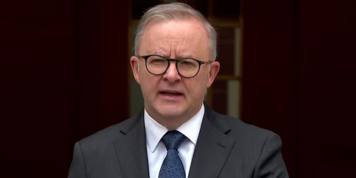 ДЕН НА ЖАЛОСТ ВО АВСТРАЛИЈА ПО СМРТОНОСНИОТ НАПАД НА ПЛАЖАТА „БОНДИ“ Премиерот најави заострување на законите за оружје ДЕН НА ЖАЛОСТ ВО АВСТРАЛИЈА ПО СМРТОНОСНИОТ НАПАД НА ПЛАЖАТА „БОНДИ“ Премиерот најави заострување на законите за оружје