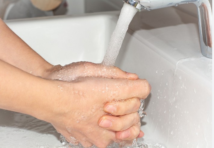 МИТОТ ЗА МИЕЊЕ НА ЛИЦЕТО – Топла или ладна вода МИТОТ ЗА МИЕЊЕ НА ЛИЦЕТО – Топла или ладна вода