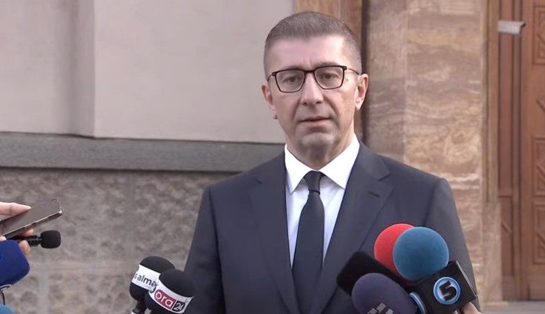 ПРЕМИЕРОТ МИЦКОСКИ МУ ОДГОВОРИ НА ВЕНКО ФИЛИПЧЕ Доколку до пролет најде еден мигрант – трајно ќе се повлечел од политиката ПРЕМИЕРОТ МИЦКОСКИ МУ ОДГОВОРИ НА ВЕНКО ФИЛИПЧЕ Доколку до пролет најде еден мигрант – трајно ќе се повлечел од политиката