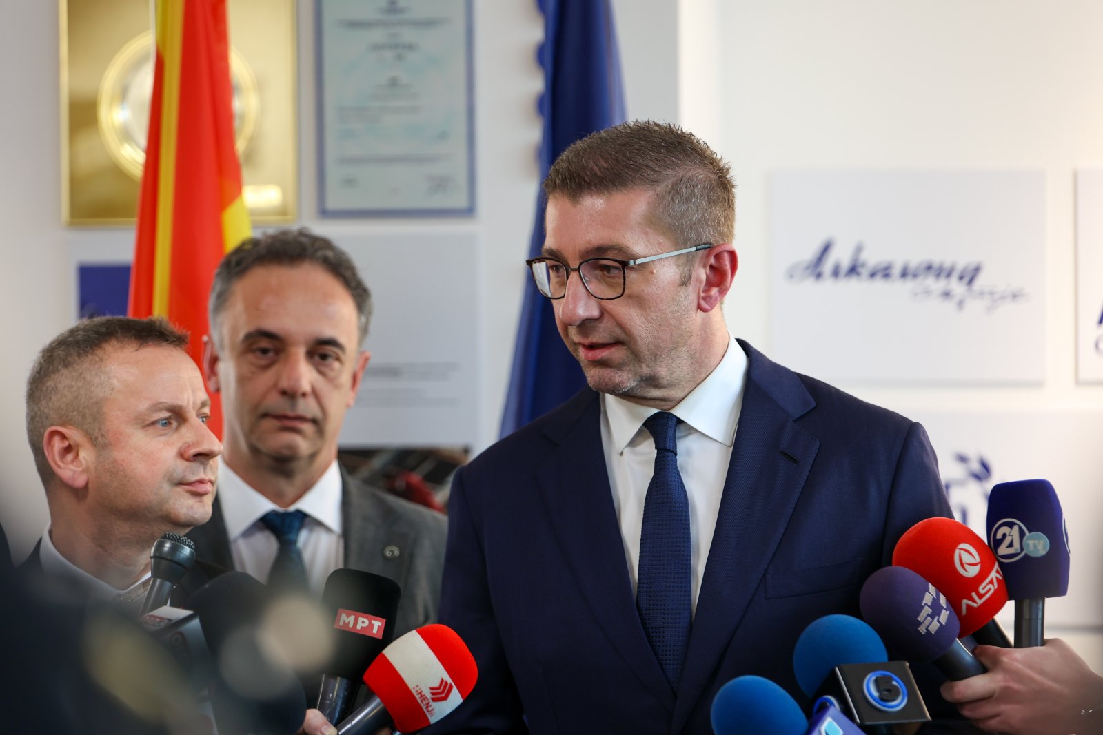 МИЦКОСКИ ИСПРАЌА ПОРАКА ДО АТИНА Името Македонија е свето