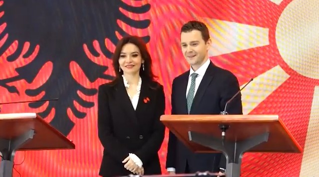 МУЦУНСКИ: НЕМА КОМФОР ЗА ТРГУВАЊЕ СО ИДЕНТИТЕТОТ – Спиропали: Во Македонија има 33 отсто Албанци