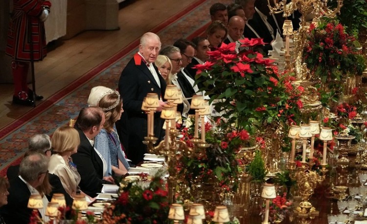 СИМПАТИЈАТА ОД ТИНЕЈЏЕРСКИТЕ ДЕНОВИ Принцот Вилијам и Шифер се сретнаа по три децении