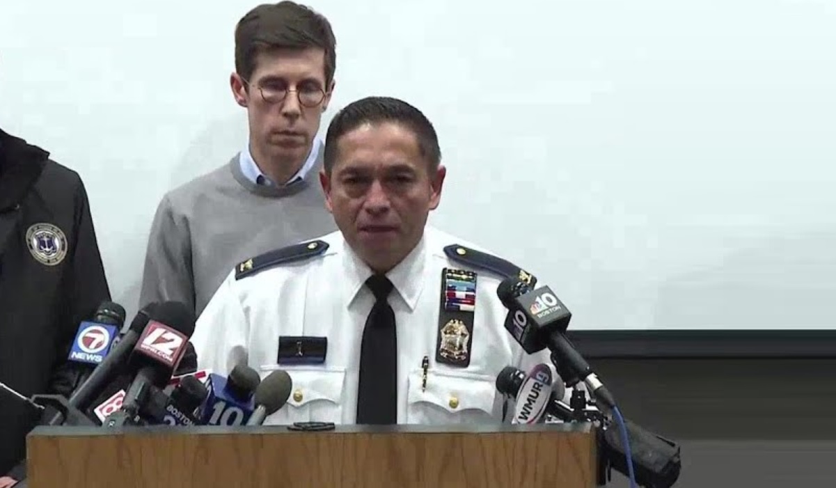 ОСОМНИЧЕНИОТ ЗА ФАТАЛНОТО ПУКАЊЕ НА УНИВЕРЗИТЕТОТ БРАУН ПРОНАЈДЕН МРТОВ Кај него биле пронајдени и други докази