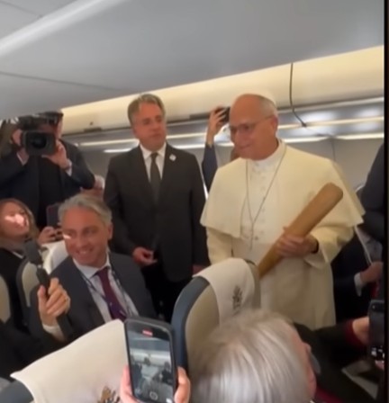 КОГА ПАПАТА ЗЕМА БЕЈЗБОЛ ПАЛКА ШТО СТАНА МЕМ-СЕНЗАЦИЈА – Бог простува, јас не