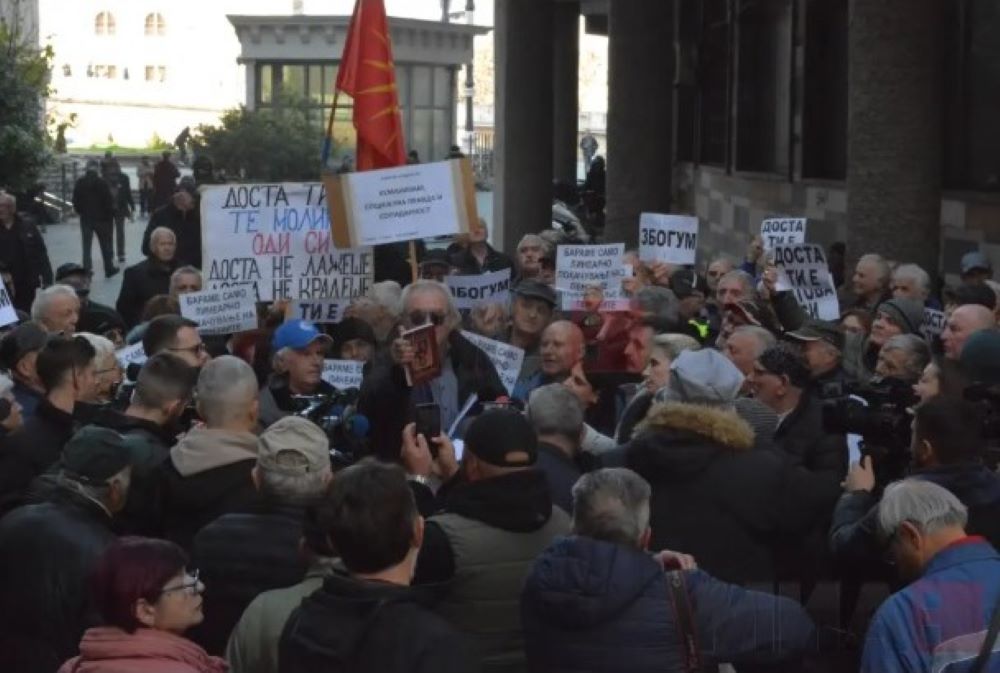 ПРЕМИЕРОТ МИЦКОСКИ – 150.000 пензионери веќе нема да примаат помалку од 15.000 денари ПРЕМИЕРОТ МИЦКОСКИ – 150.000 пензионери веќе нема да примаат помалку од 15.000 денари