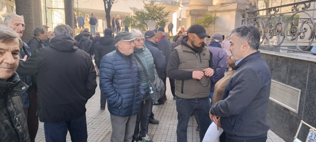 (ФОТО) ПЕНЗИОНЕРСКИ КРИК ПРЕД УСТАВЕН СУД – Доста е, ни треба леб, не проценти