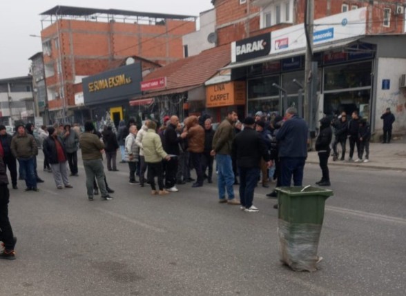 КРАДЕЛЕ СТРУЈА, СЕГА ПРОТЕСТИРААТ Хаос во Скопје жители на Серава ја блокираа Пластичарска