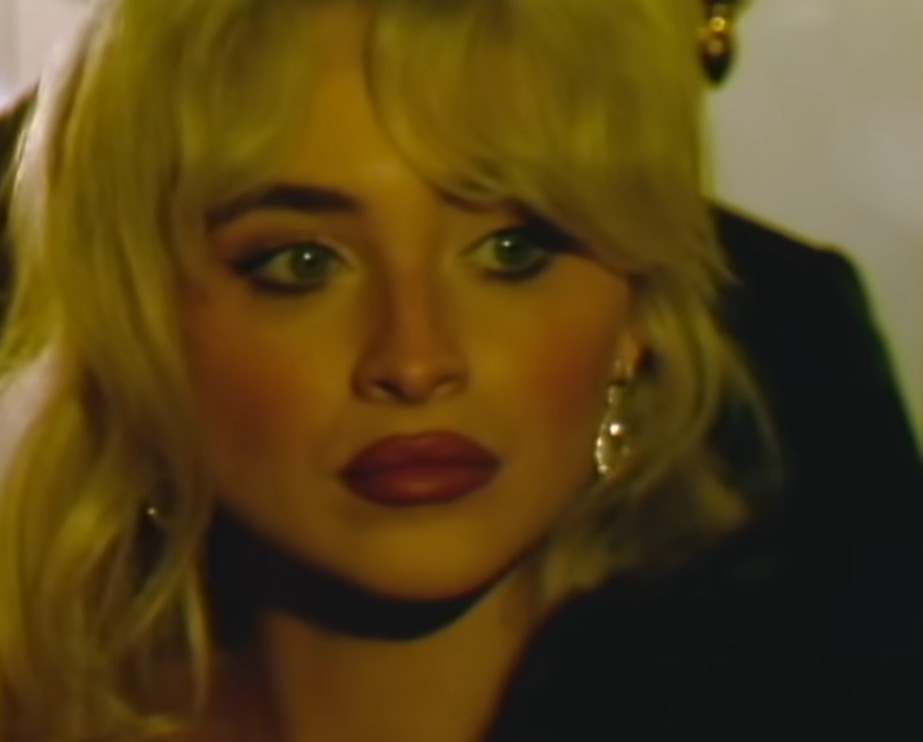 БОНУС ХИТ ОД САБРИНА КАРПЕНТЕР – Иронична љубовна песна за празниците