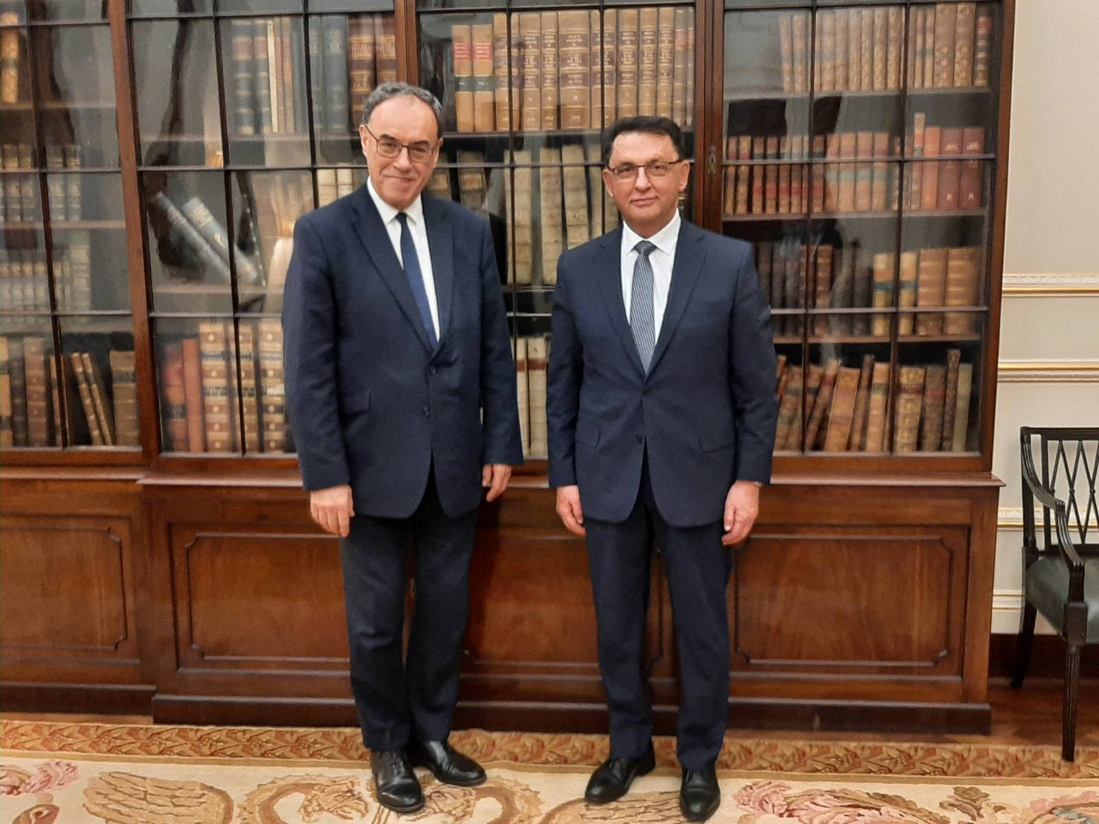 ЗЛАТОТО НА ДРЖАВАТА СЕ ЧУВА ВО ЛОНДОН Славески направи увид во резервите вредни 800 милиони евра