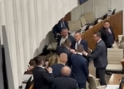 ТЕПАЧКА ВО СЛОВАЧКИОТ ПАРЛАМЕНТ Пратеници фрлаат шишиња еден кон друг ТЕПАЧКА ВО СЛОВАЧКИОТ ПАРЛАМЕНТ Пратеници фрлаат шишиња еден кон друг