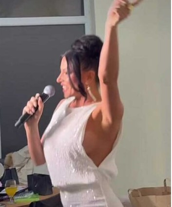 СУЗАНА ГАВАЗОВА ГО РАЗБРАНУВА ИНТЕРНЕТОТ – Провокативен бел фустан без градник