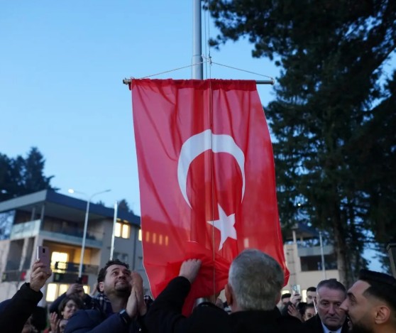 ТУРСКОТО ЗНАМЕ СЕ ВЕЕ ПРЕД ОПШТИНА КИЧЕВО – Симбол на пријателство и мултикултурализам ТУРСКОТО ЗНАМЕ СЕ ВЕЕ ПРЕД ОПШТИНА КИЧЕВО – Симбол на пријателство и мултикултурализам