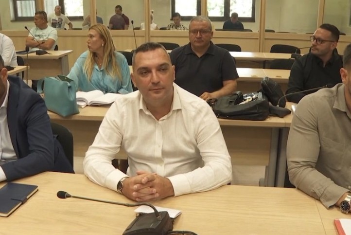 ОСУДЕН ВИСОК ФУНКЦИОНЕР НА СДСМ Поранешниот директор на „Шутка“ доби ефективен затвор ОСУДЕН ВИСОК ФУНКЦИОНЕР НА СДСМ Поранешниот директор на „Шутка“ доби ефективен затвор