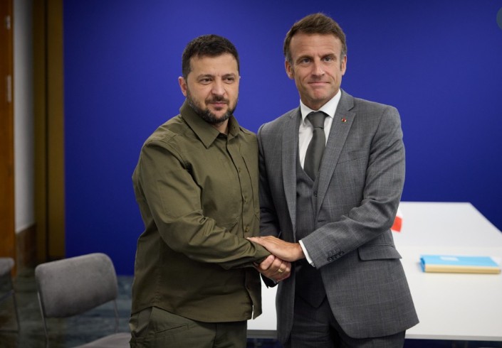 МАКРОН ПО СРЕДБАТА СО ЗЕЛЕНСКИ Договорот за безбедносни гаранции е завршен МАКРОН ПО СРЕДБАТА СО ЗЕЛЕНСКИ Договорот за безбедносни гаранции е завршен