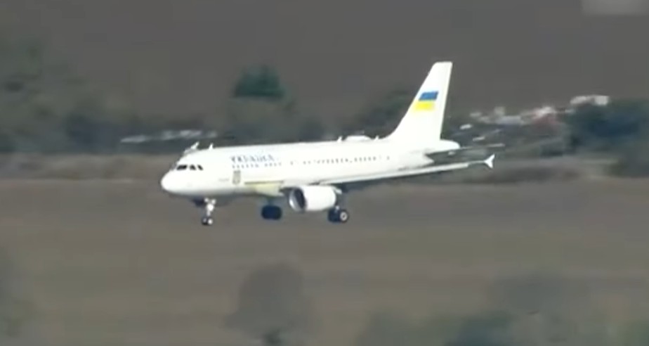 ДРАМАТИЧНО НА ИРСКОТО НЕБО Авионот на Зеленски опкружен со 4 непријателски воени дронови пред да слета во Даблин