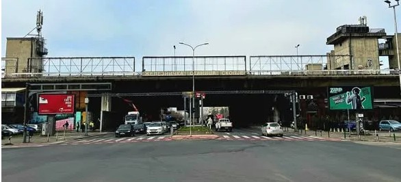 АКЦИЈА ЗА РАСЧИСТУВАЊЕ Билбордите исчезнуваат од Железничката станица Скопје АКЦИЈА ЗА РАСЧИСТУВАЊЕ Билбордите исчезнуваат од Железничката станица Скопје