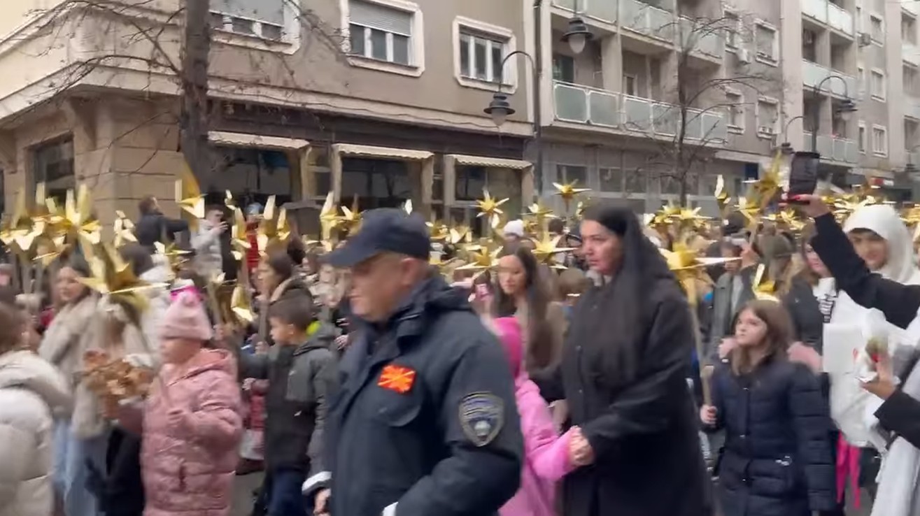 БАДНИКОВИ ПОВОРКИ Илјадници деца низ Македонија ја најавија радоста на Христовото Рождество