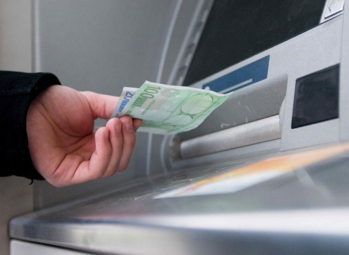 ШОК ПО ВОВЕДУВАЊЕТО НА ЕВРОТО – Бугарите ги извлекуваат парите од банките