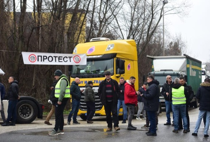 БЛОКАДИ НА ГРАНИЦИТЕ – Умерен сообраќај во внатрешноста
